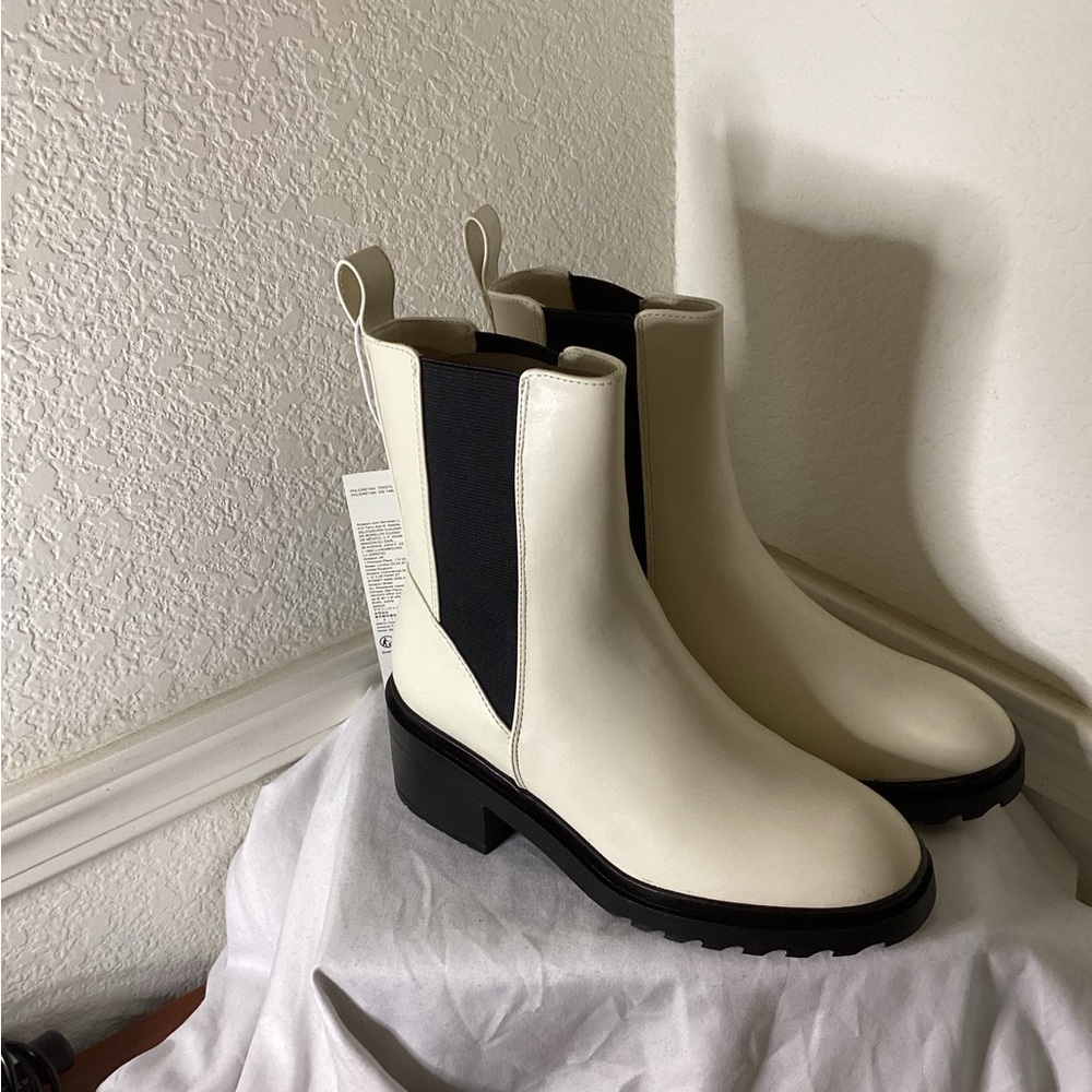 Chelsea Boots 7 New in Box